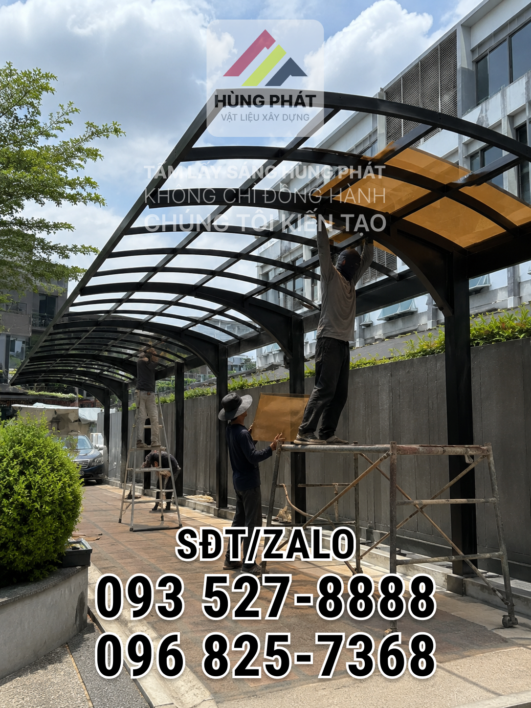 Thợ đang lắp đặt tấm lấy sáng màu hổ phách lên khung thép cong của mái che lối đi ô tô