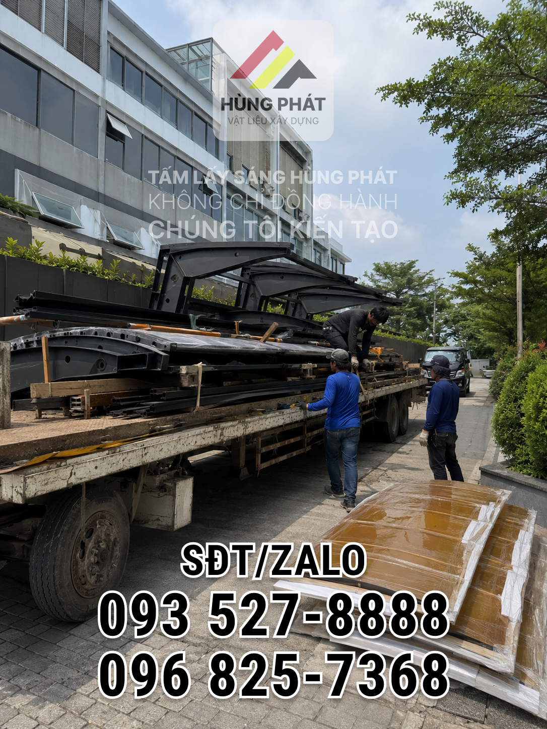 Vận chuyển khung thép và tấm lấy sáng màu hổ phách đến công trình mái che ở Bình Dương