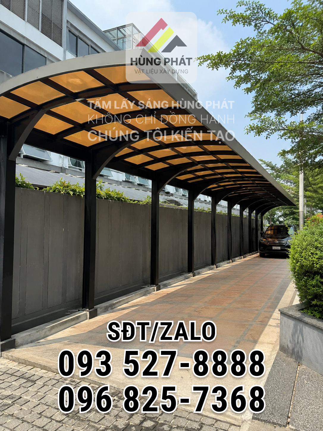 Góc nghiêng mái che khung thép cong sử dụng tấm lấy sáng màu hổ phách sau khi hoàn thiện