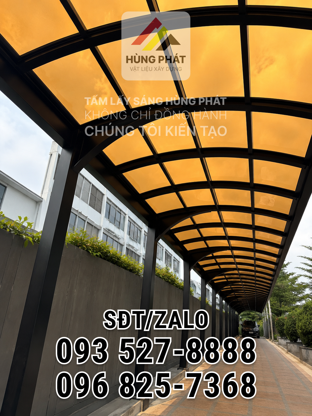 Toàn bộ mái che lấy sáng màu hổ phách nhìn chính diện từ đầu lối đi ô tô