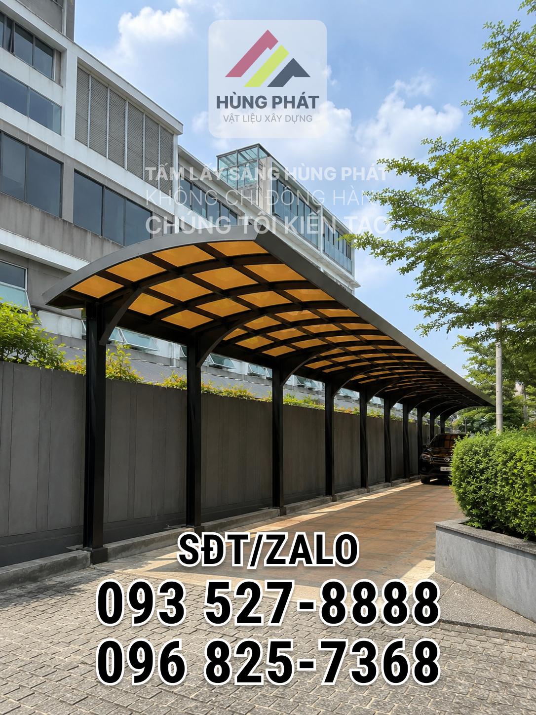 Mái che lối đi ô tô hoàn thiện với tấm lấy sáng màu hổ phách và khung thép sơn đen tại Bình Dương